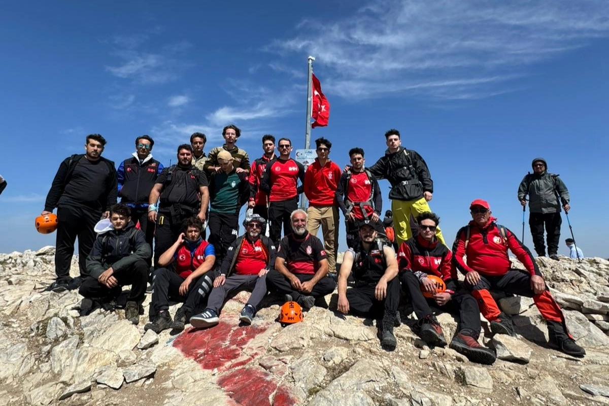 Bursalı dağcılar 'Zafer'i zirvede kutladı 