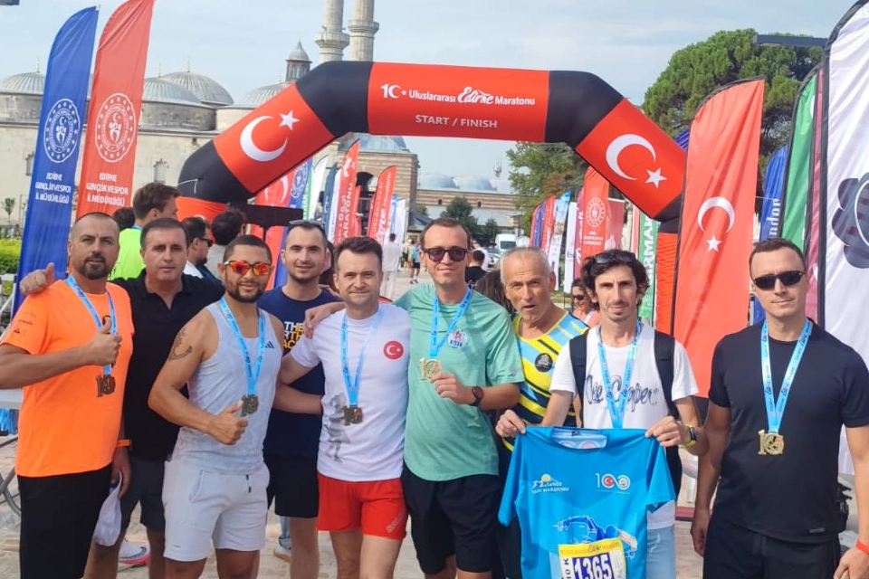 Koşan Keşan ekibi Edirne Yarı Maratonu’ndan derecelerle döndü 