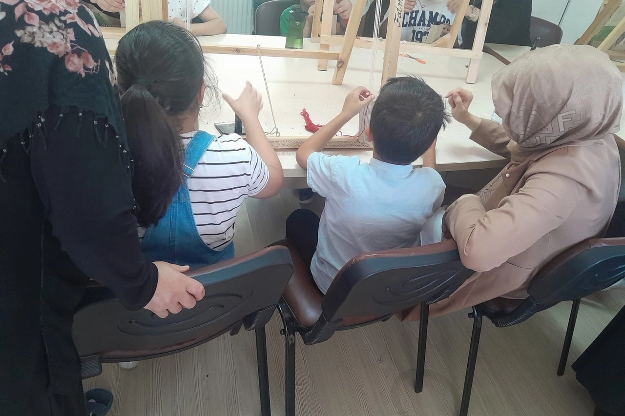Nevşehirli çocuklar Halı Dokuma Atölyesi'nde 