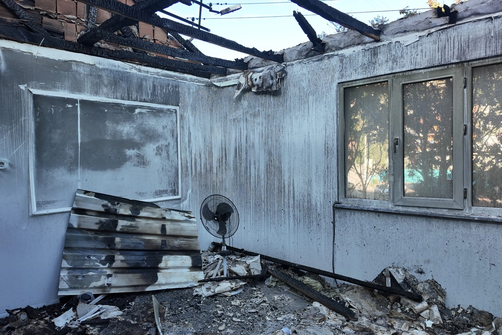 Kocaeli Büyükşehir'den evi yanan vatandaşa yardım eli 