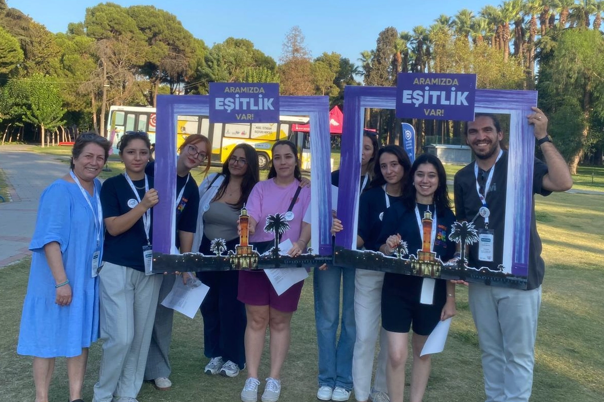 Çocuklar, gençler ve kadınlar İEF'nin tadını çıkarıyor  