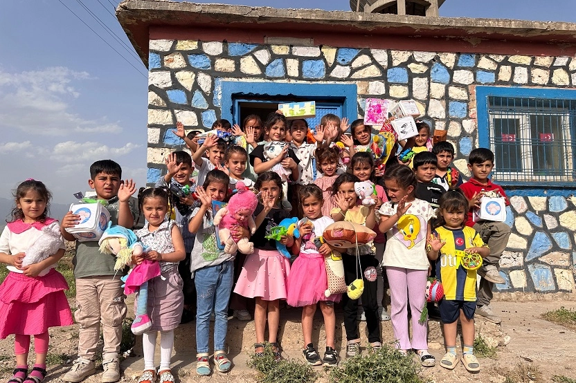 Hayırsever polis memuru Şahin’den ‘Askıda Kırtasiye’ projesi 