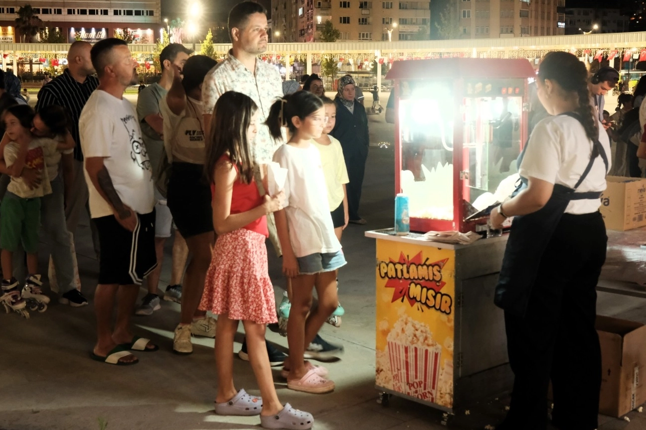 Milli İrade’de açık havada sinema keyfi devam ediyor 