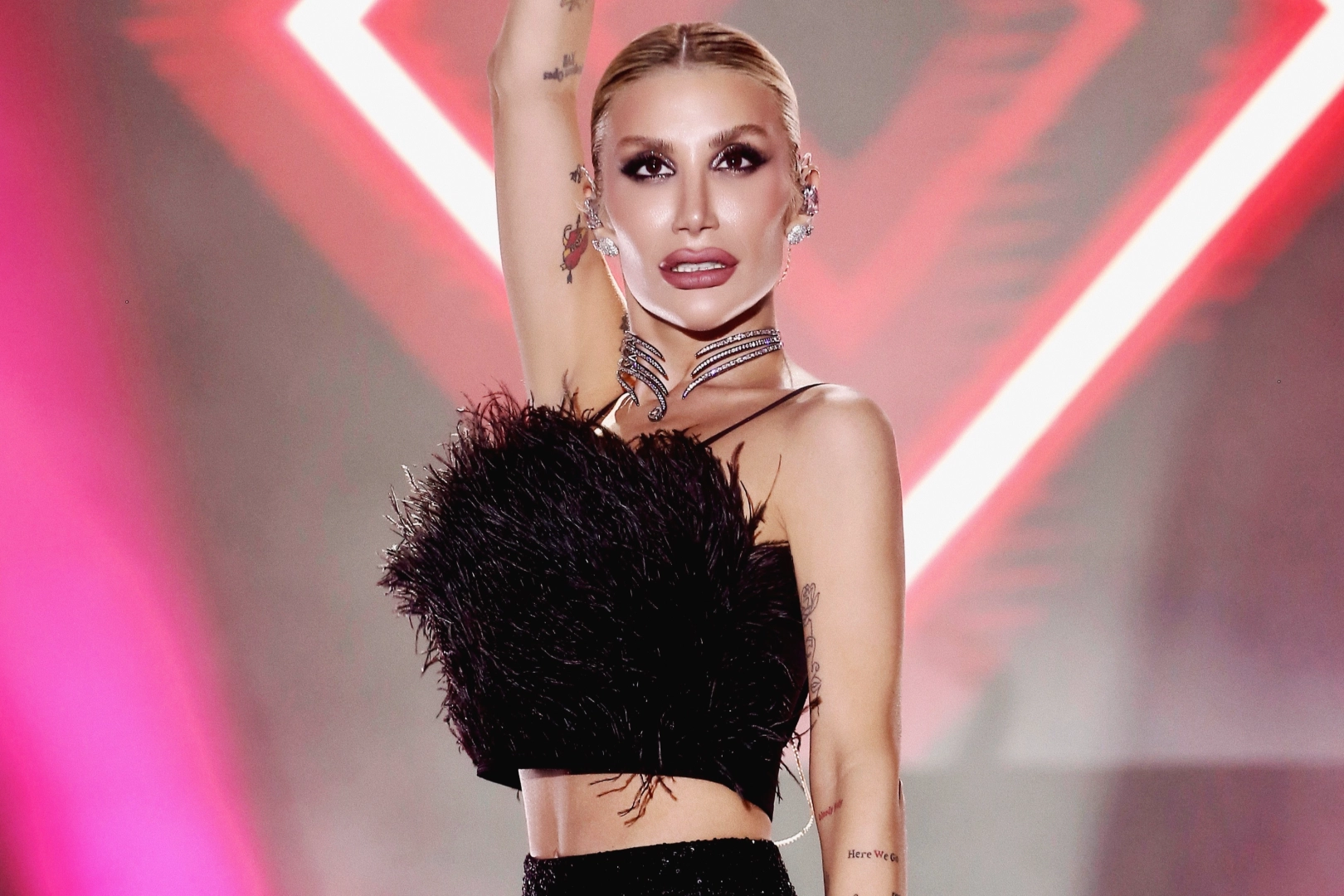 İrem Derici’den sahnelere güçlü dönüş: Söke’de alkış yağmuru 
