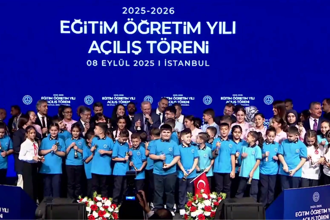 Yeni dönem açılışında 'Maarif' mesajı... Zilleri öğrencilerle birlikte çaldı 