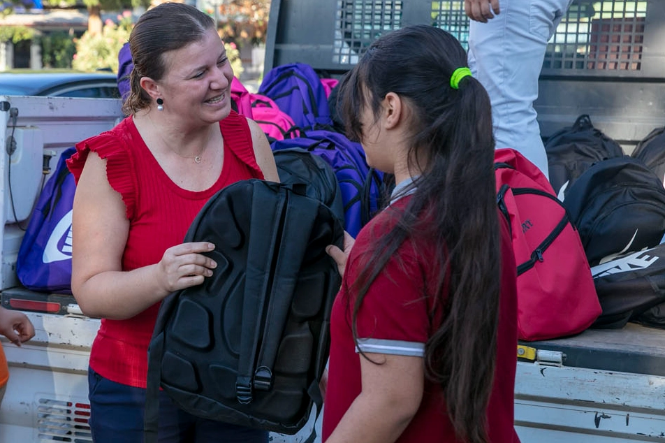 İzmir Güzelbahçe'de 2500 öğrenciye çanta ve kırtasiye desteği 