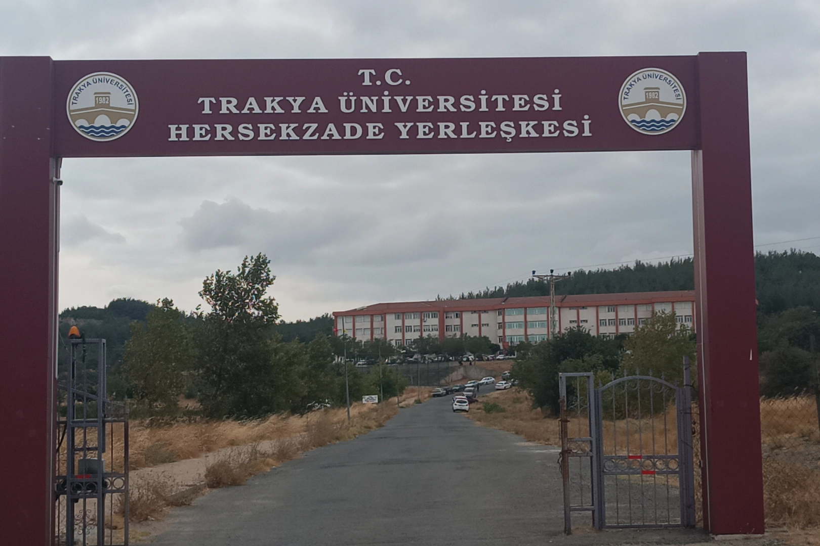 Keşan Belediyesi göreve davet edildi... Uzun otlar temizlenmeyi bekliyor 