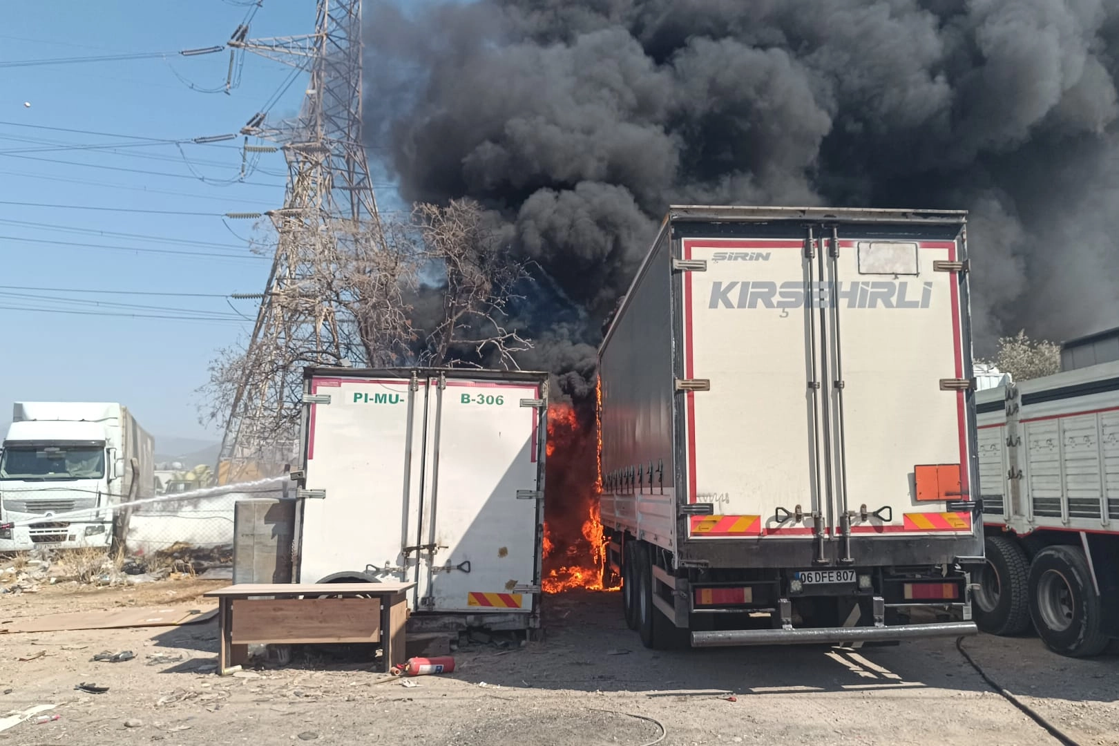 İzmir İtfaiyesi'nden konteyner yangınına müdahale 