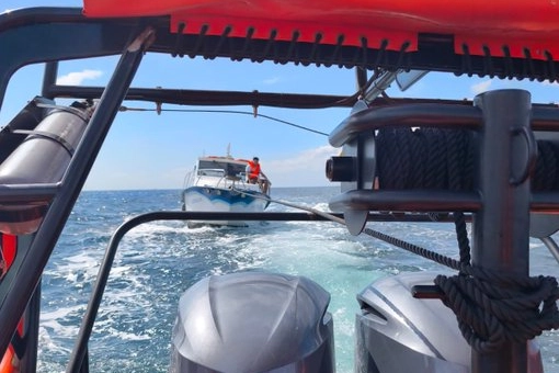Kınalıada açıklarında makine arızalı tekne kurtarıldı 