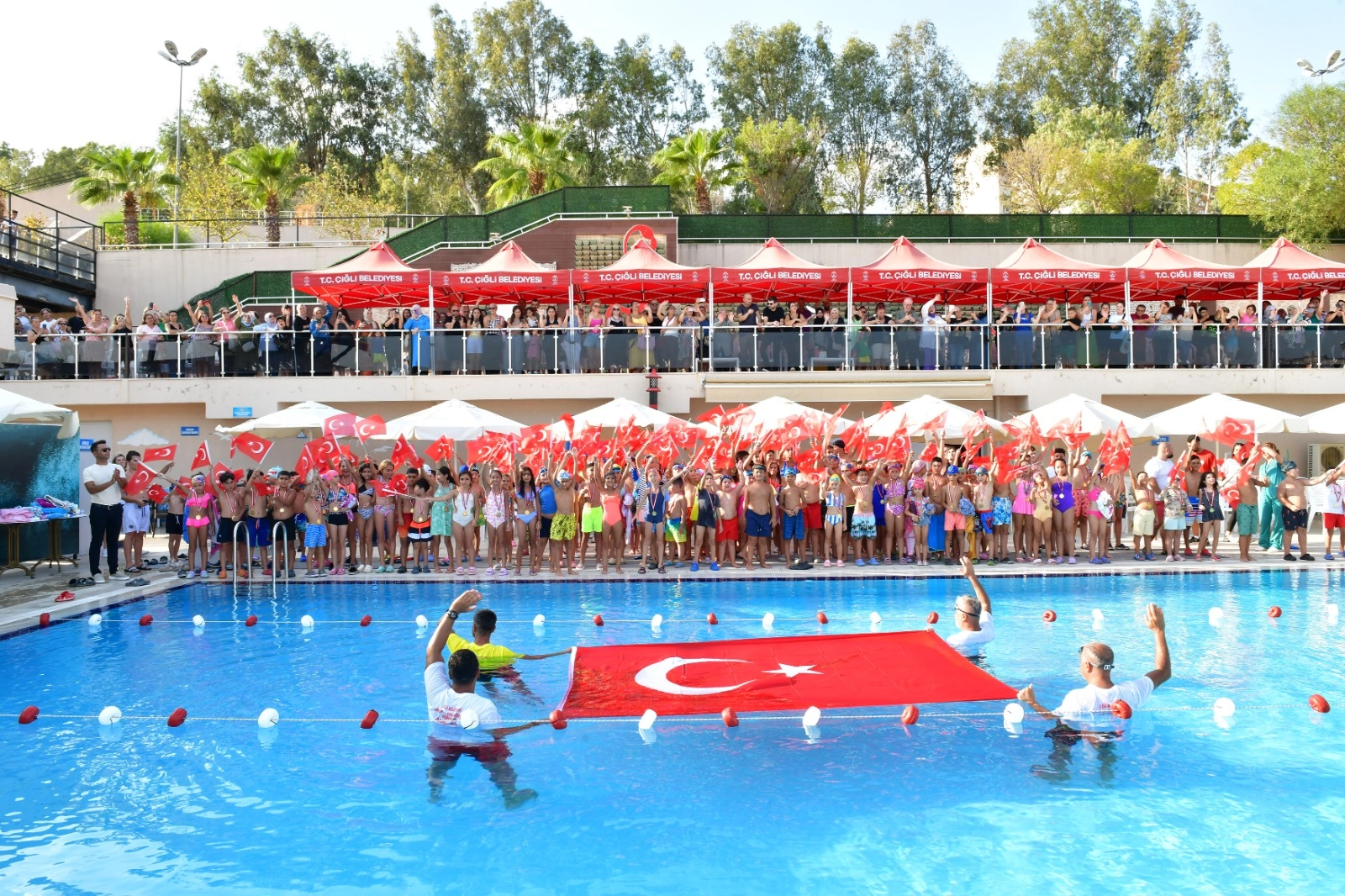 İzmir Çiğli'den yüzme şenliği ve madalya töreni 