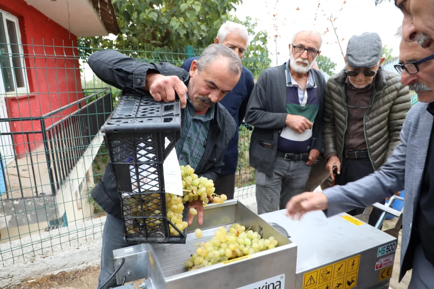Bursa İnegöl'den üzüm hasadını kolaylaştıran destek 