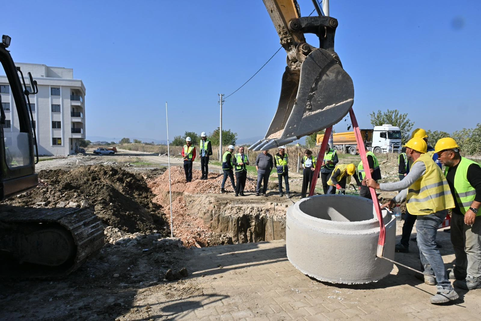 Manisa'da Muradiye'nin altyapısına ilk kepçe 