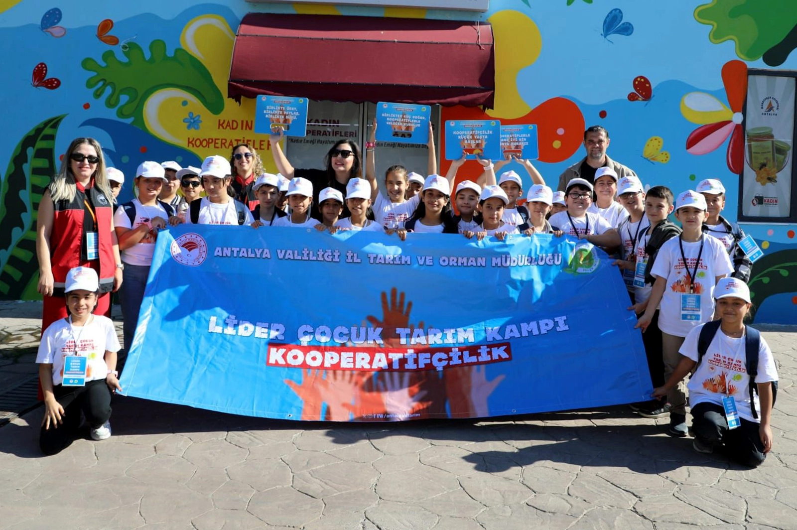 Antalya'da ‘Lider Çocuklar’ kadın emeğini destekledi 