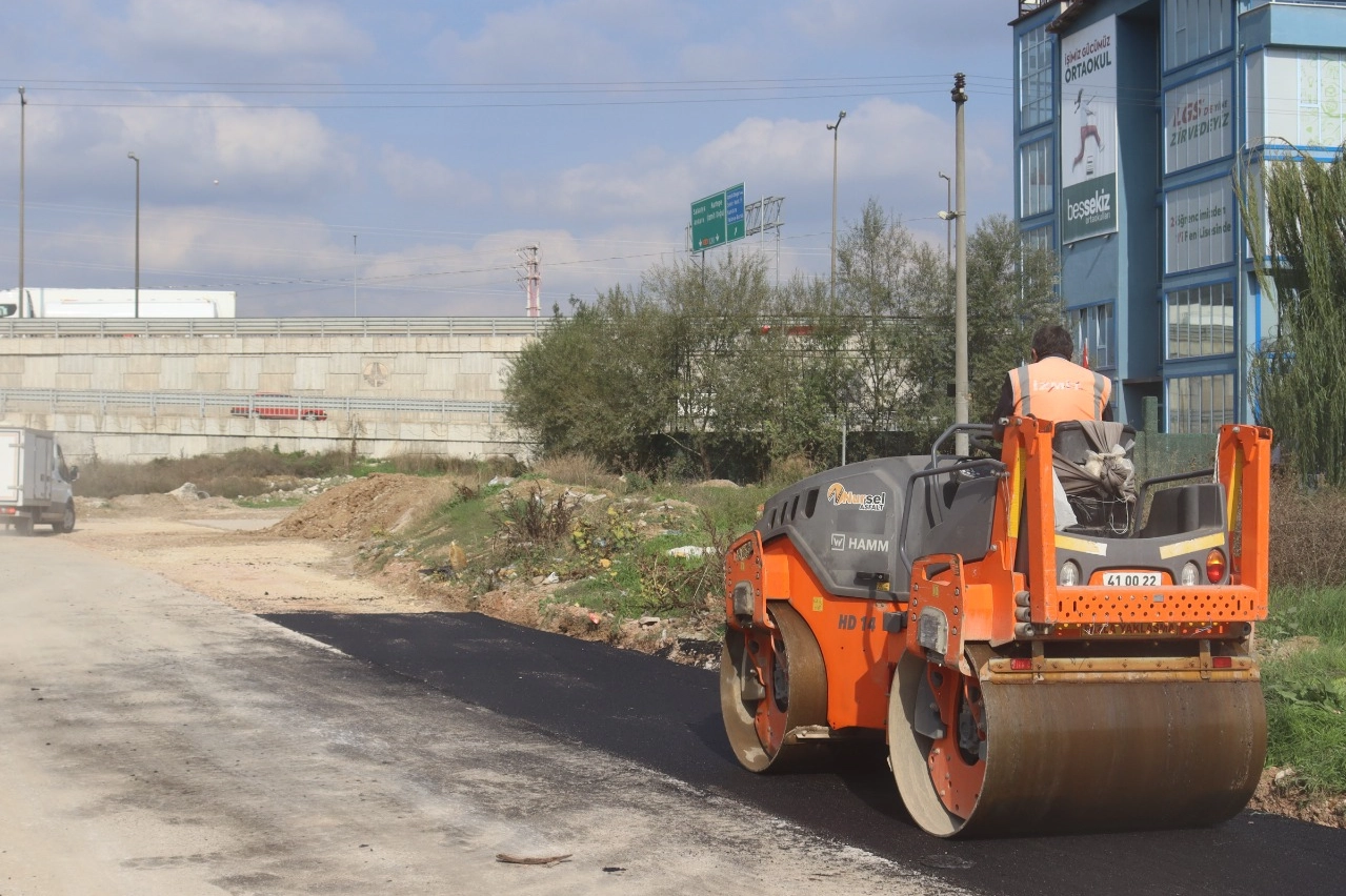 Kocaeli İzmit’te ulaşım konforu için asfalt mesaisi 