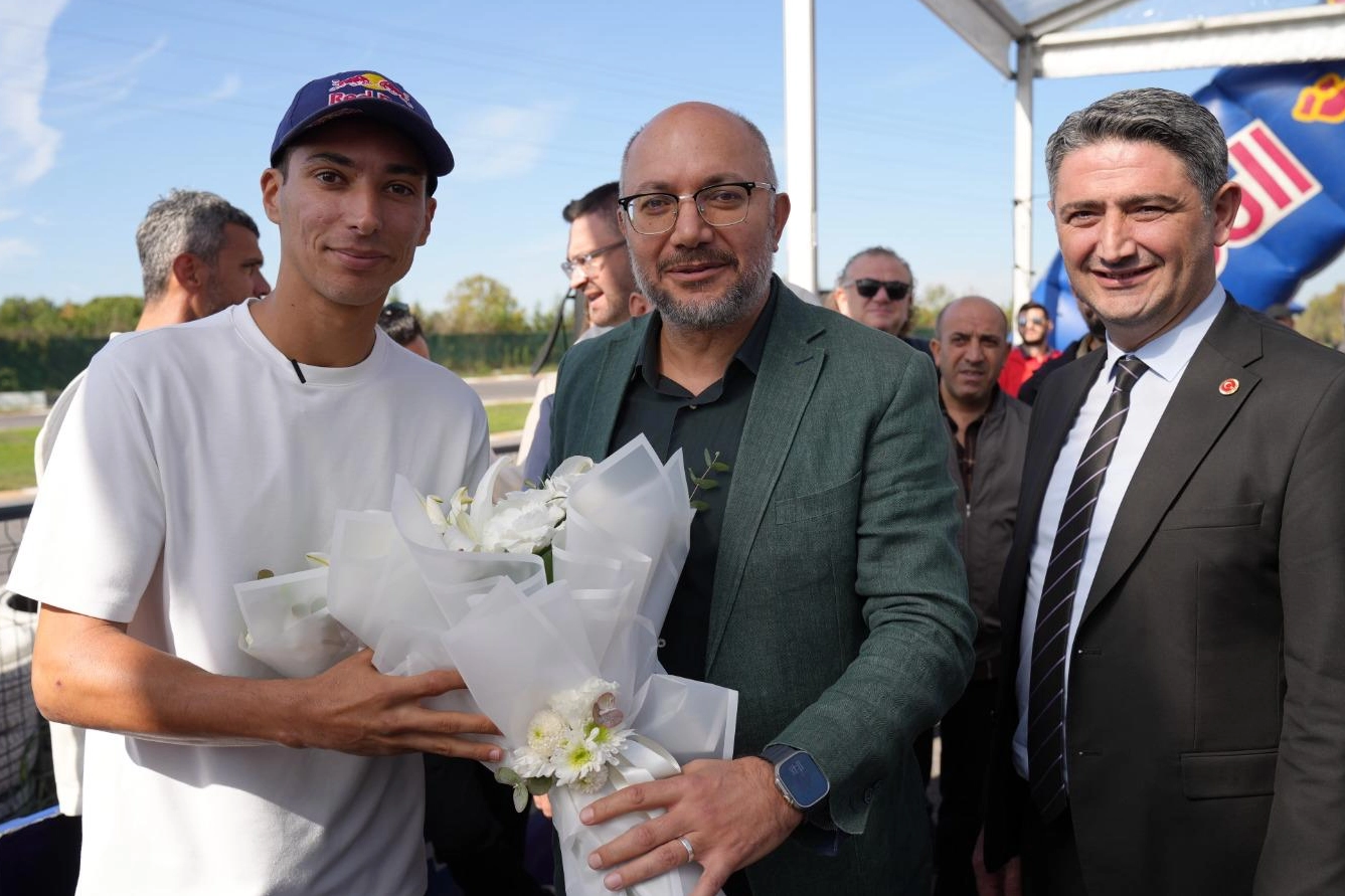 Dünya Şampiyonu Razgatlıoğlu’nu çiçeklerle karşıladılar 