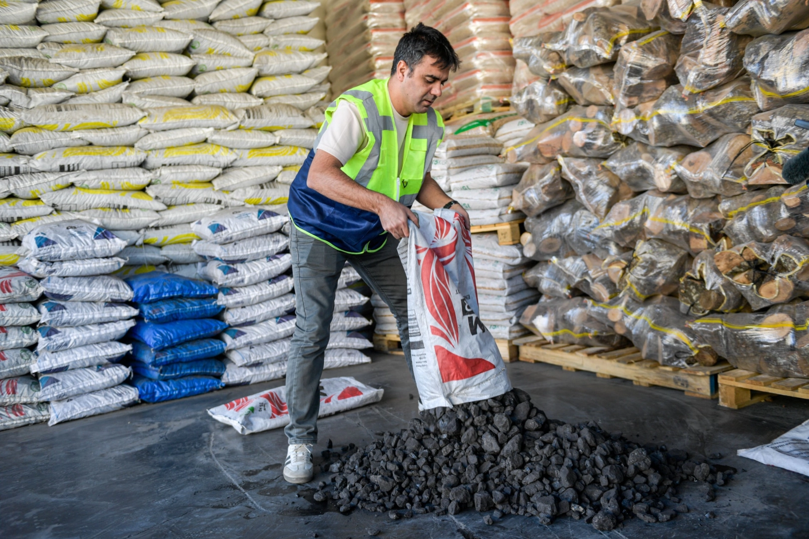 İzmir'de kömür satış yerleri ve katı yakıt kullanan apartmanlara sıkı denetim 