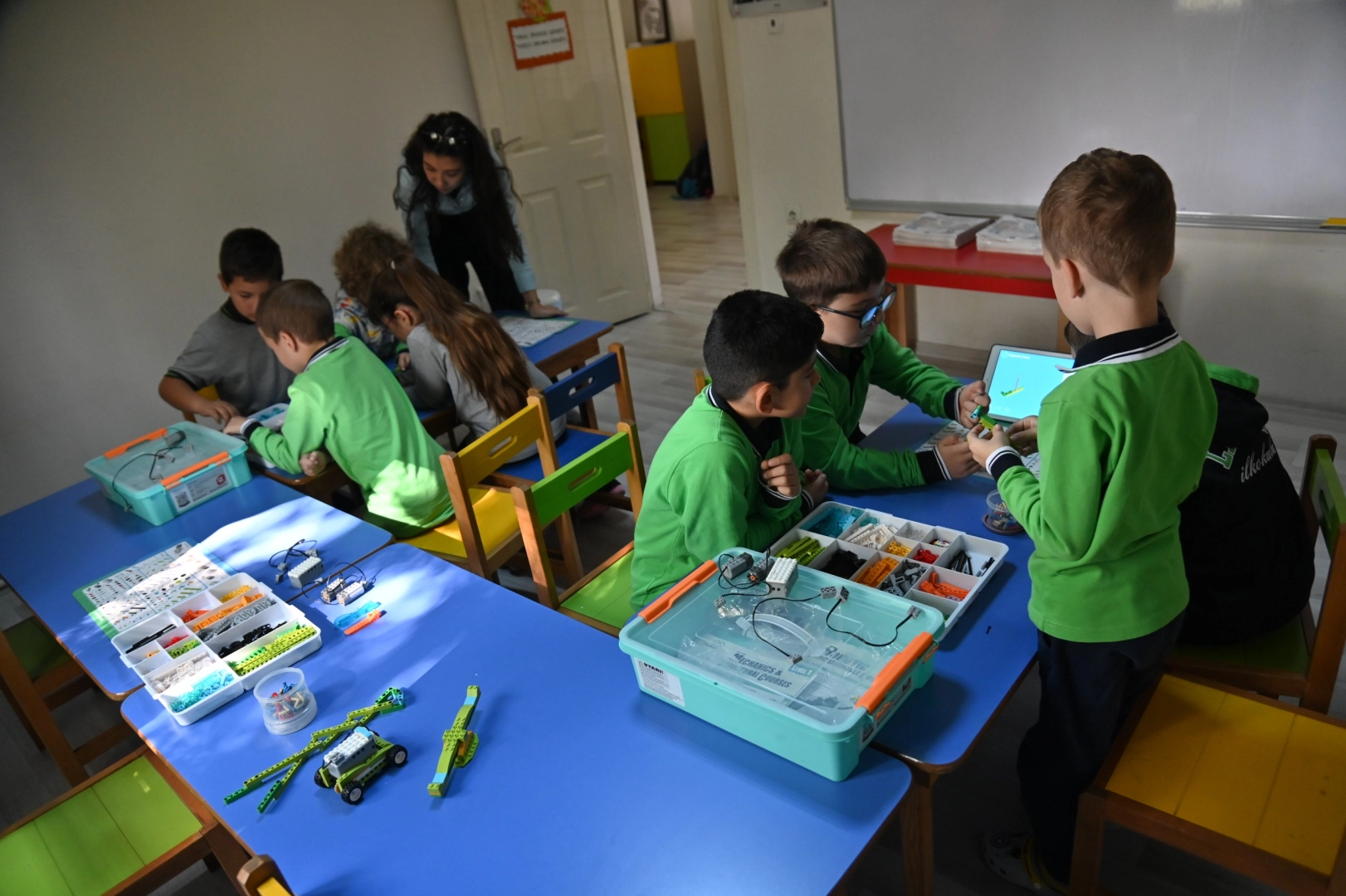 Manisalı minikler robotik kodlama öğreniyor 