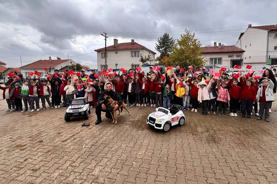 Miniklere güvenlik ve trafik eğitimi 