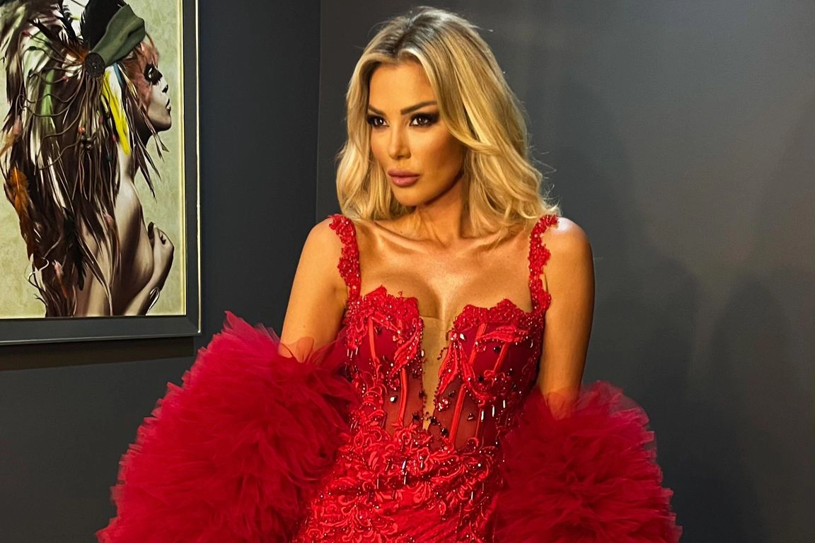 Petek Dinçöz zarafeti ile mest etti 