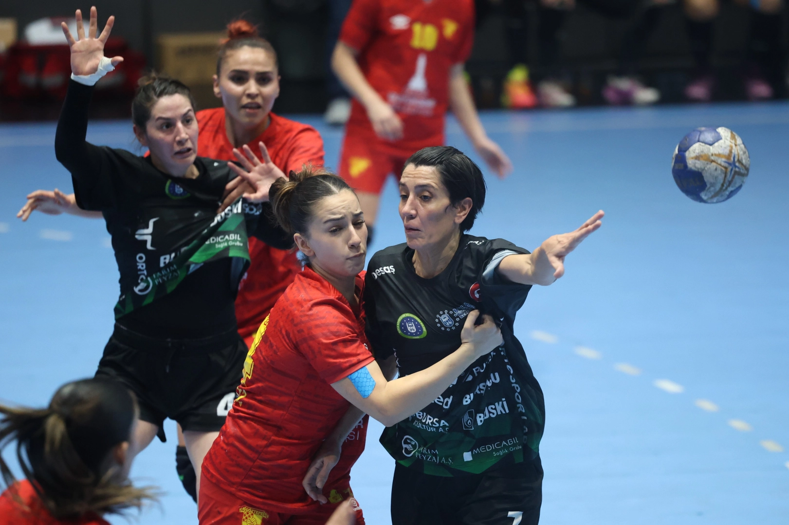 Bursa Büyükşehirli kadın hentbolcular rahat kazandı 