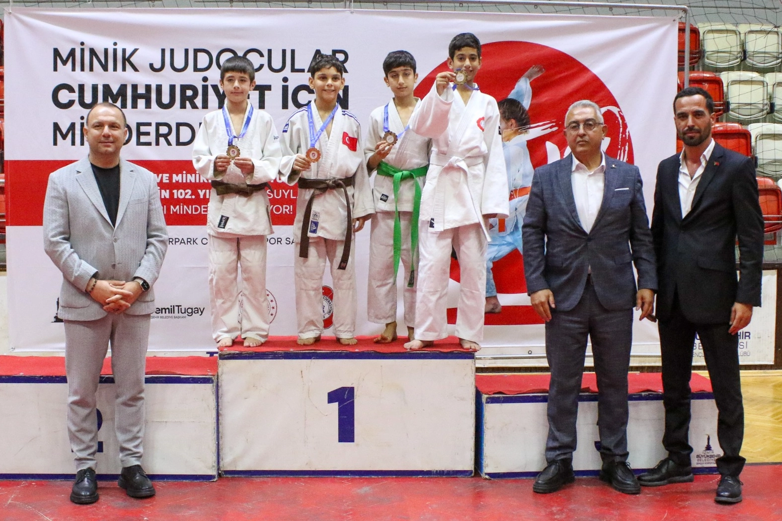 İzmirli minik sporcular Cumhuriyet için ter döktü 