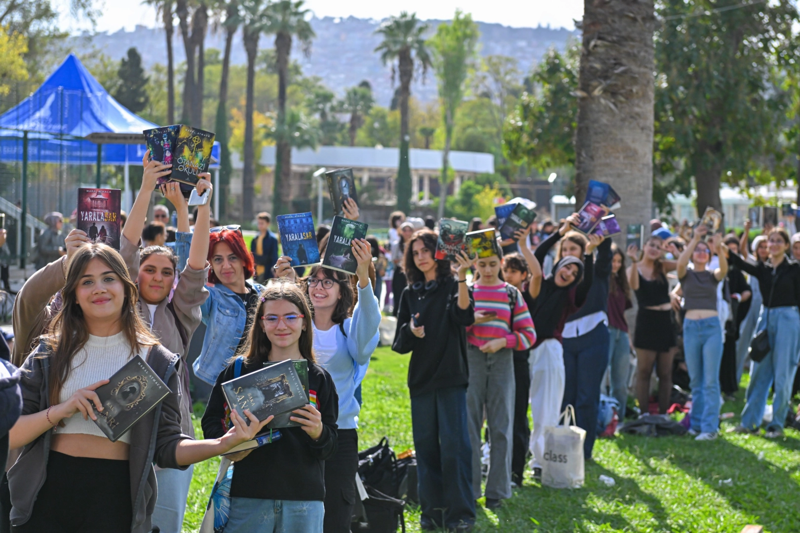 Edebiyat dünyasının kalbi İzmir Kültürpark’ta attı 