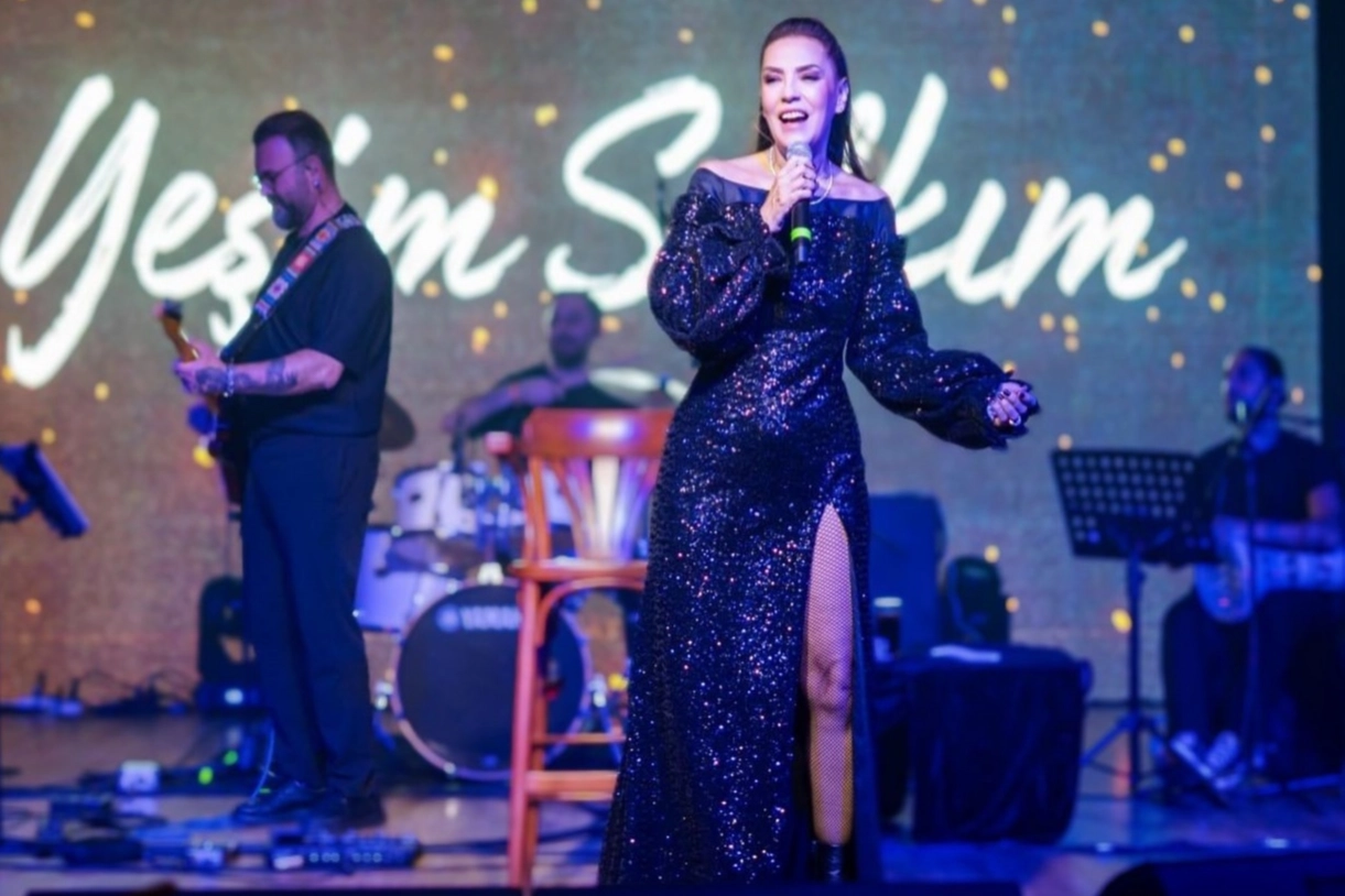 Yeşim Salkım'dan Kıbrıs'ta coşkulu konser 