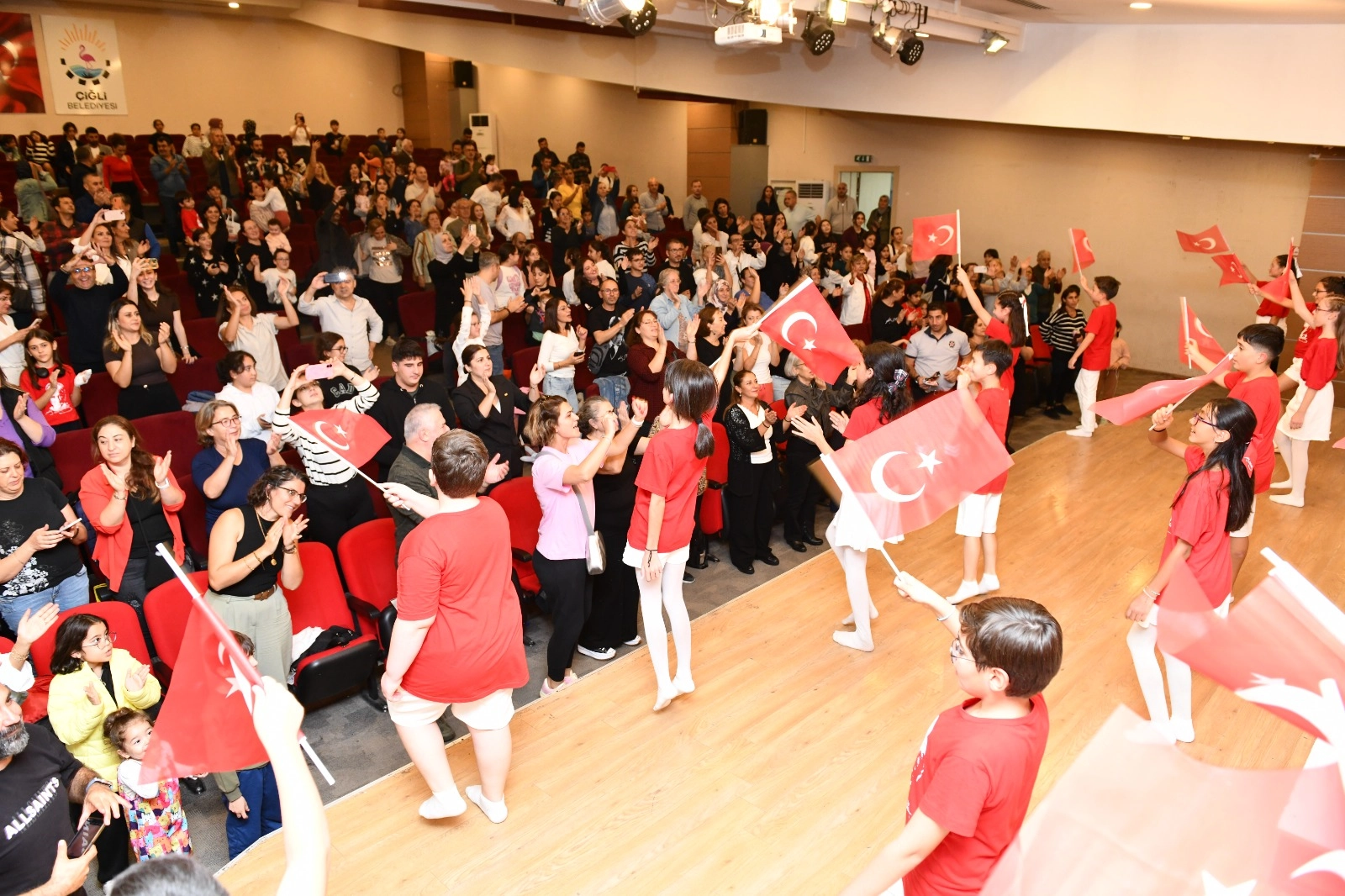 Çiğli'de “O’nun Sayesinde” duygu dolu anlar yaşattı 