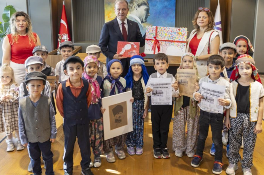 Mersin'de miniklerden Cumhuriyet coşkusu 