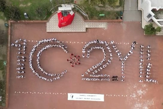 Bursa'da liselilerden 102. Yıl koreografisi 