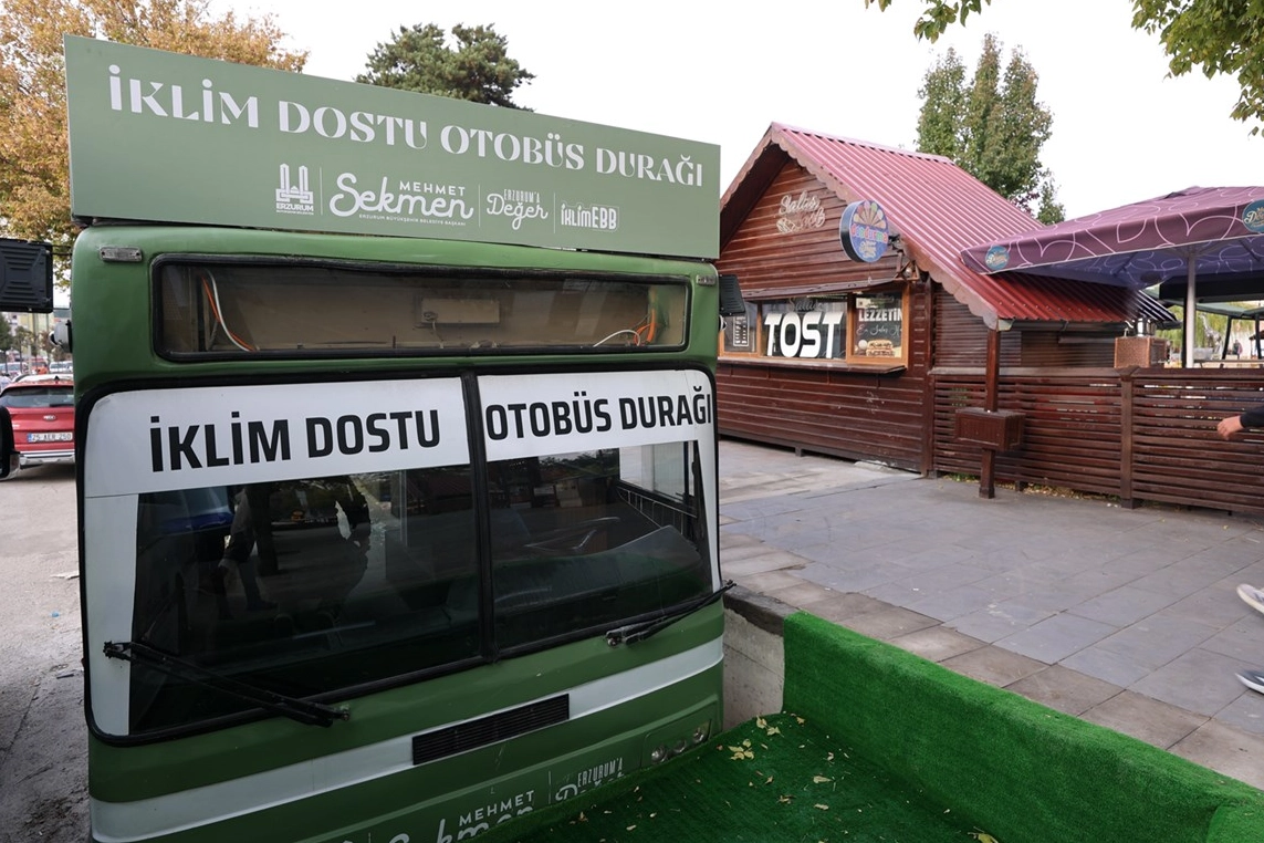 Atıklardan otobüs durağına ödül 