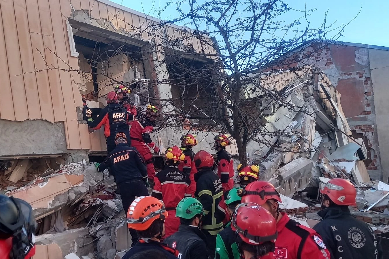 Gebze’de bina çöktü: 5 kişi enkaz altında 