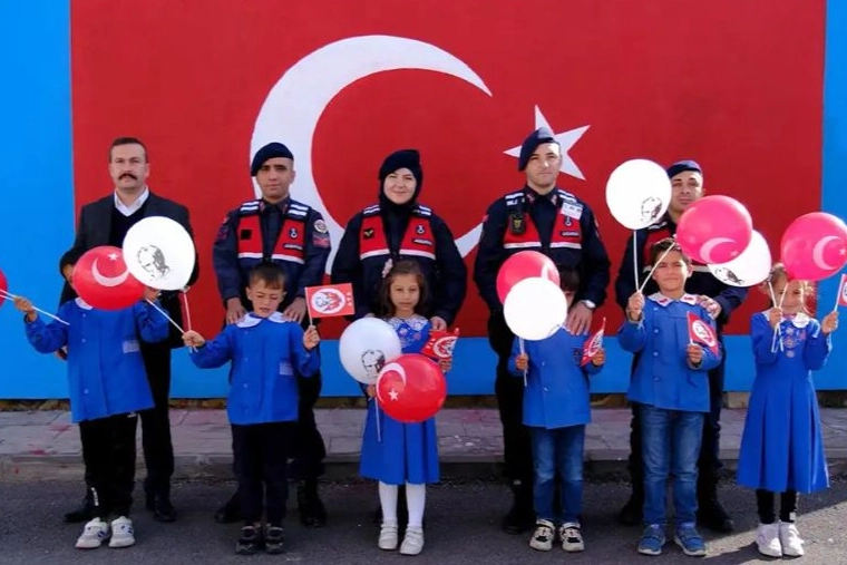 Askerler, öğrencilerle birlikte okul duvarına Türk bayrağı çizdi 