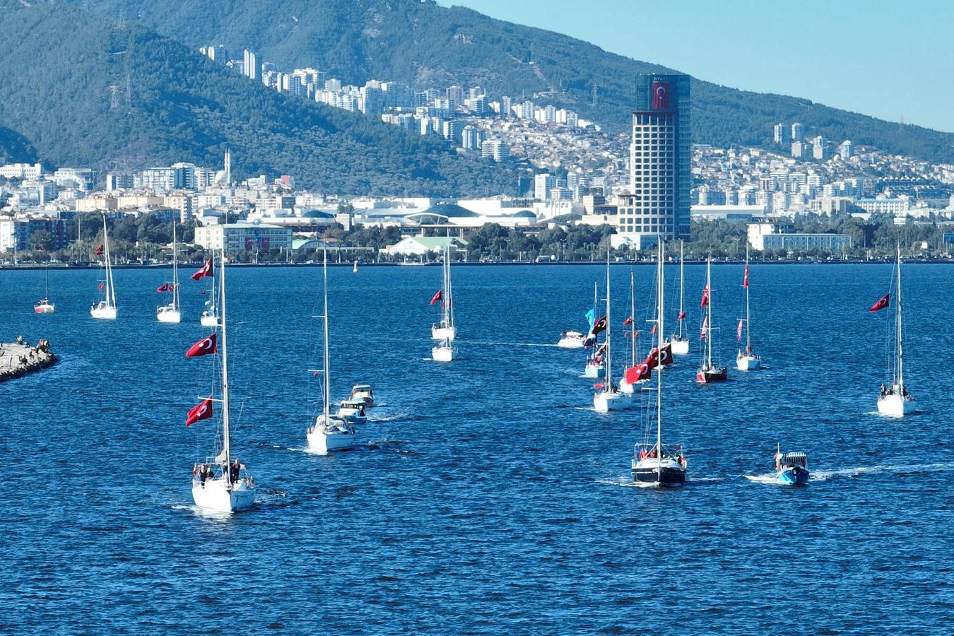 Yelkenler İzmir'de Cumhuriyet coşkusuyla doldu 