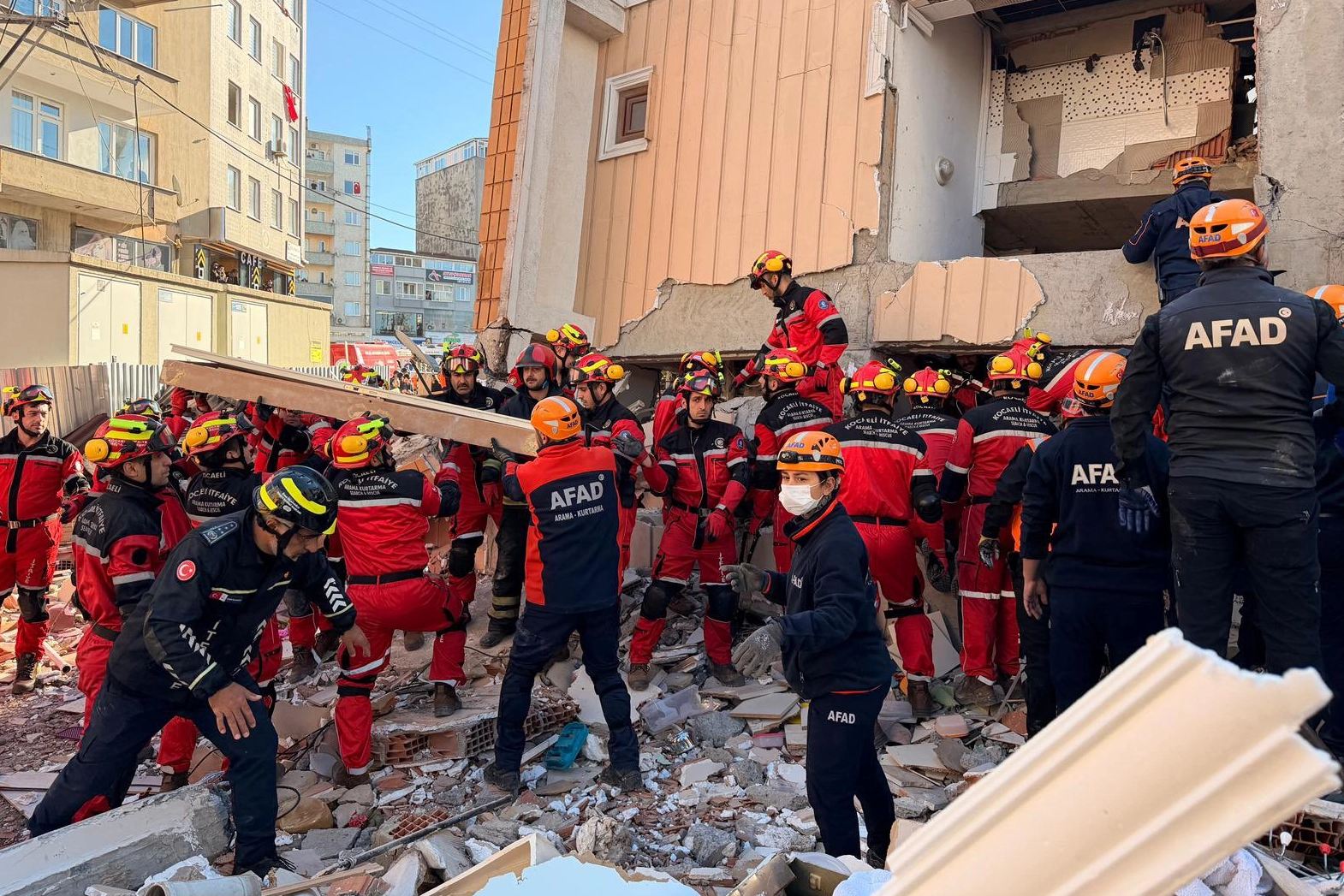 Gebze enkazında kurtarma sürüyor! 18 yaşındaki Dilara sağ kurtarıldı, 2 çocuk hayatını kaybetti 