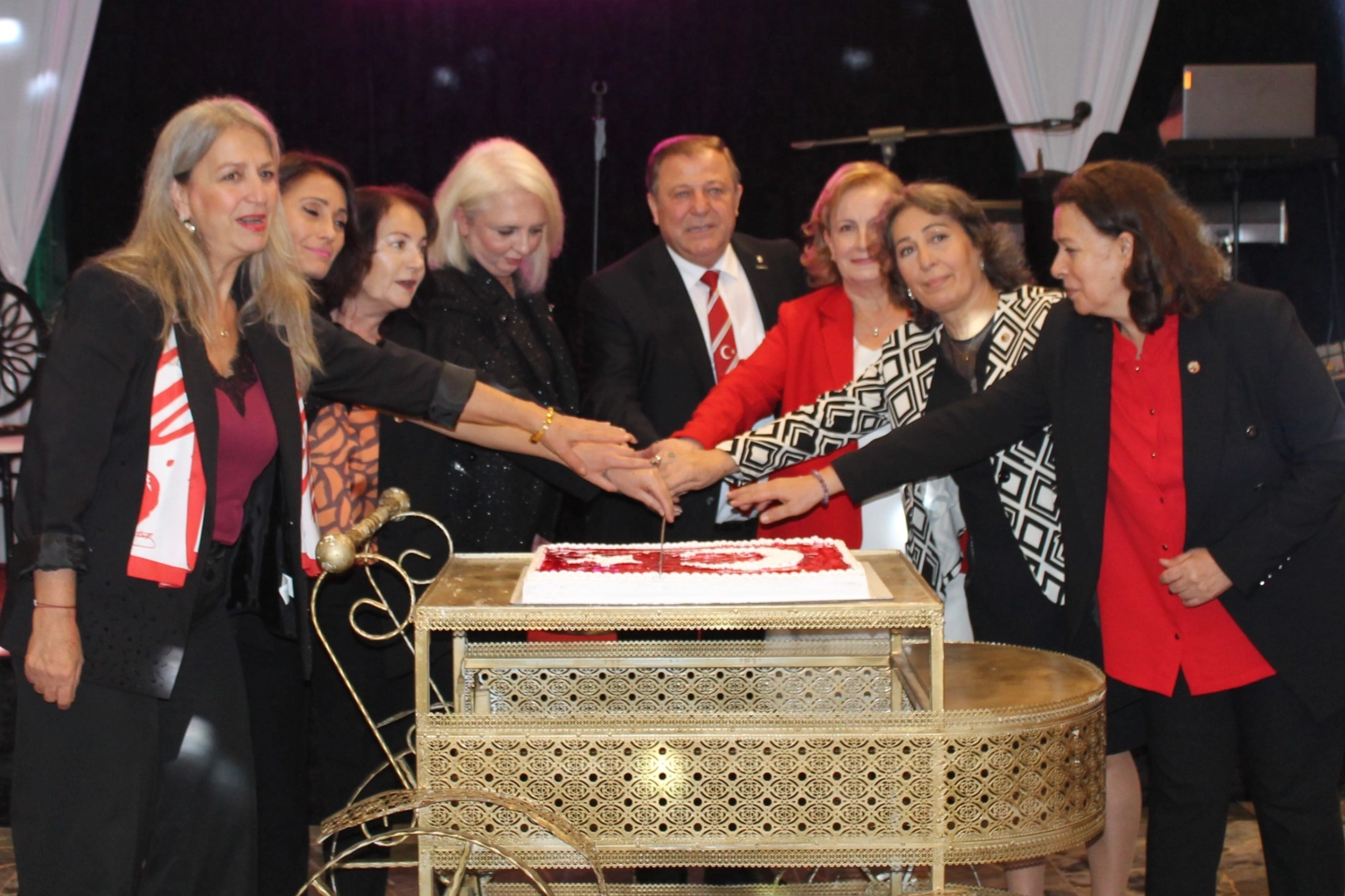 TÜED Uludağ Şubesi bu kez emeklinin sesini Cumhuriyet Balosu'ndan duyurdu 