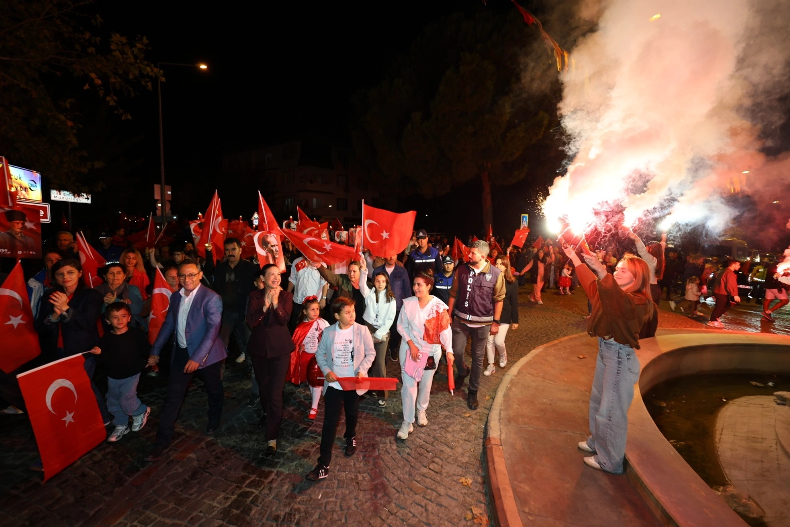İzmir Efes'te Cumhuriyet Bayramı coşkusu meydanlara taştı 