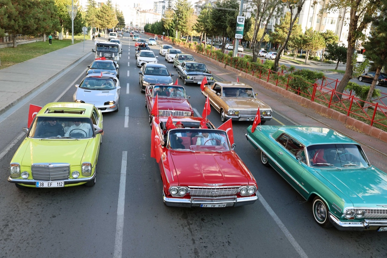 Kayseri Talas'tan klasik araçlarla Cumhuriyet coşkusu 