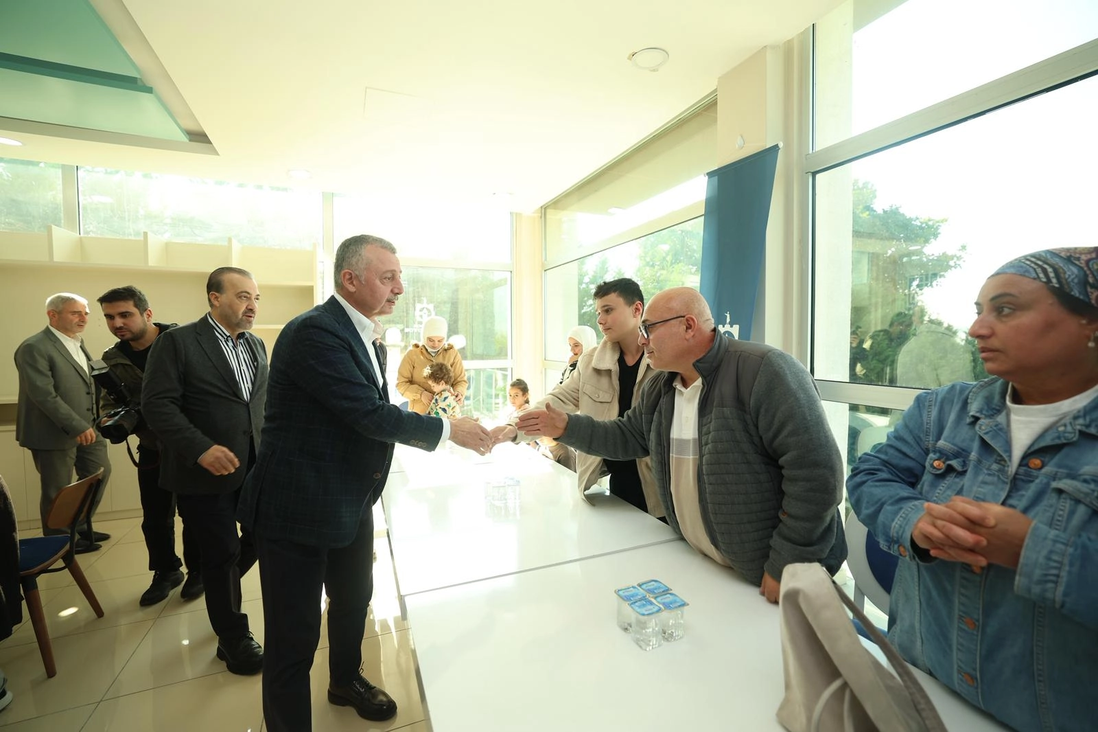 Gebze'de evlerine giremeyen ailelere moral ziyareti 