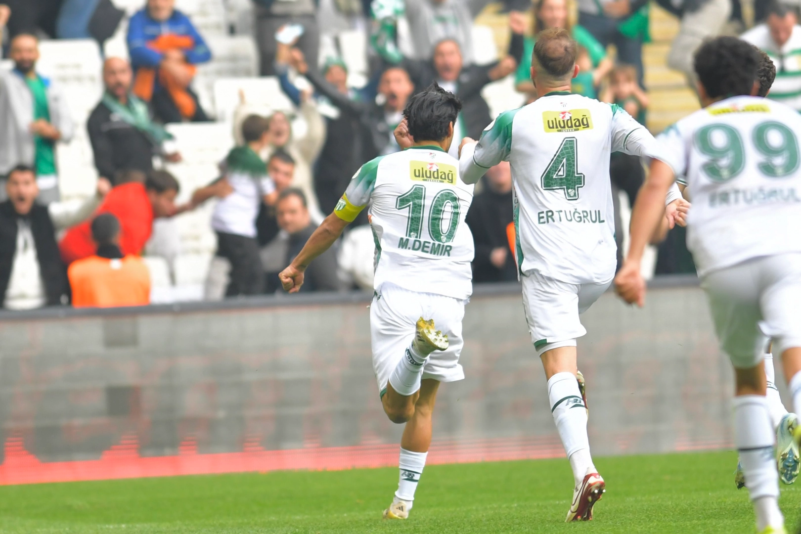 Bursaspor son dakika golüyle 2-1 kazandı... Zirveye bir adım kaldı 