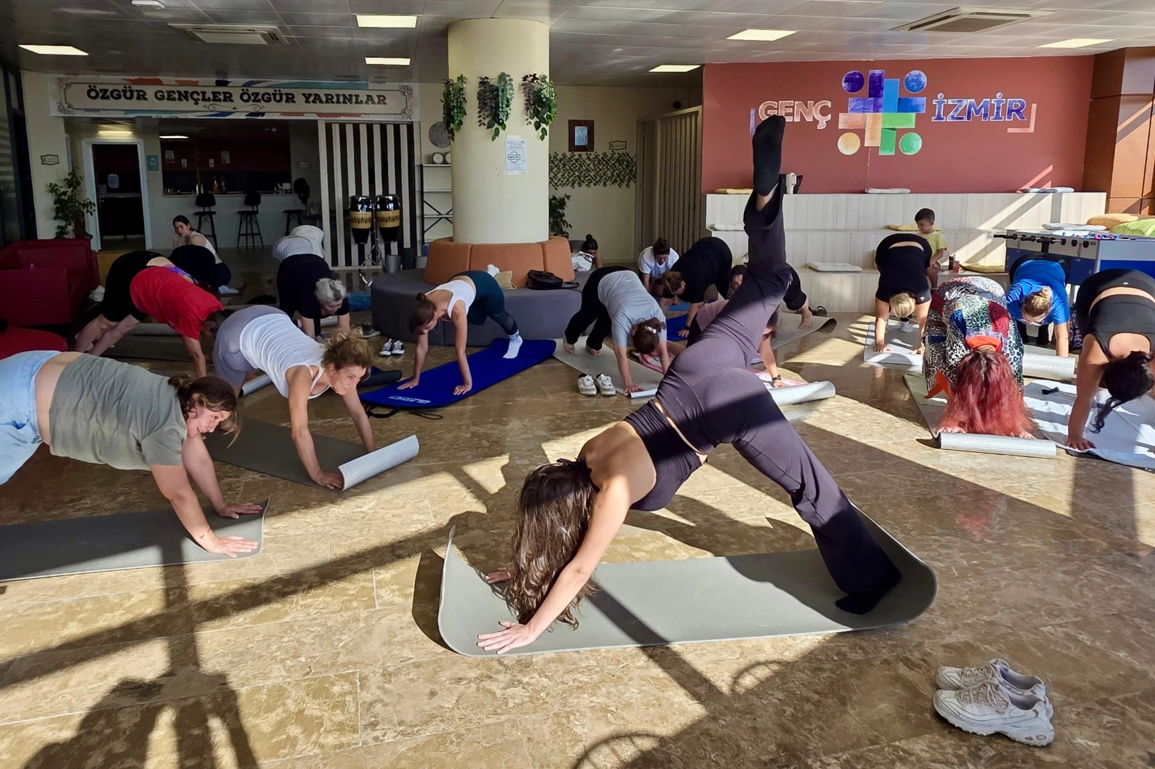 İzmirliler yoga ile esnedi 