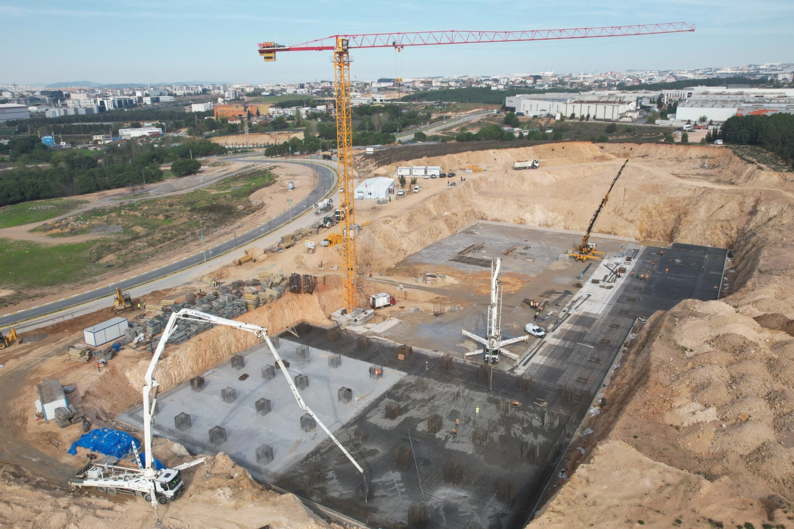 Çayırova Devlet'in temel betonu dökülüyor 