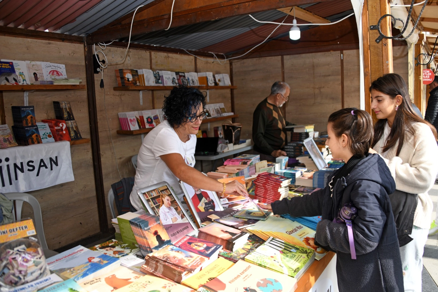 Bursa Osmangazi'de Kitap Fuarı’na edebiyatseverlerden yoğun ilgi 