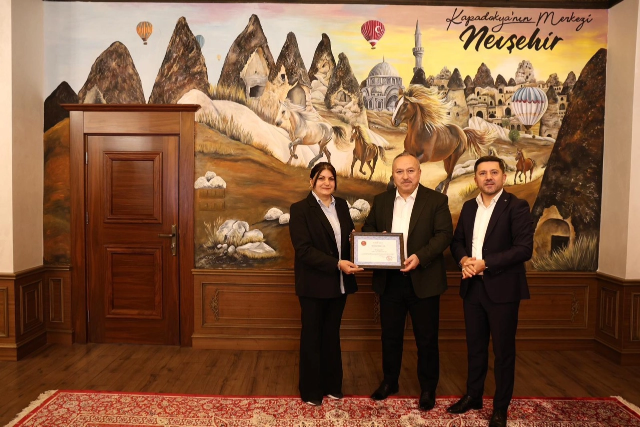 “İlmek İlmek Türkiye” halı motifi Vali Fidan’a armağan edildi 