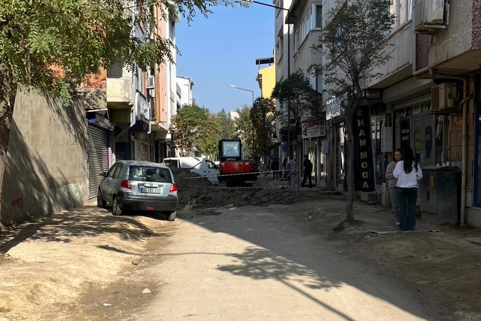 Edirne Keşan'da Uğur Mumcu Caddesi’ndeki çalışmalar esnafı çileden çıkardı! 