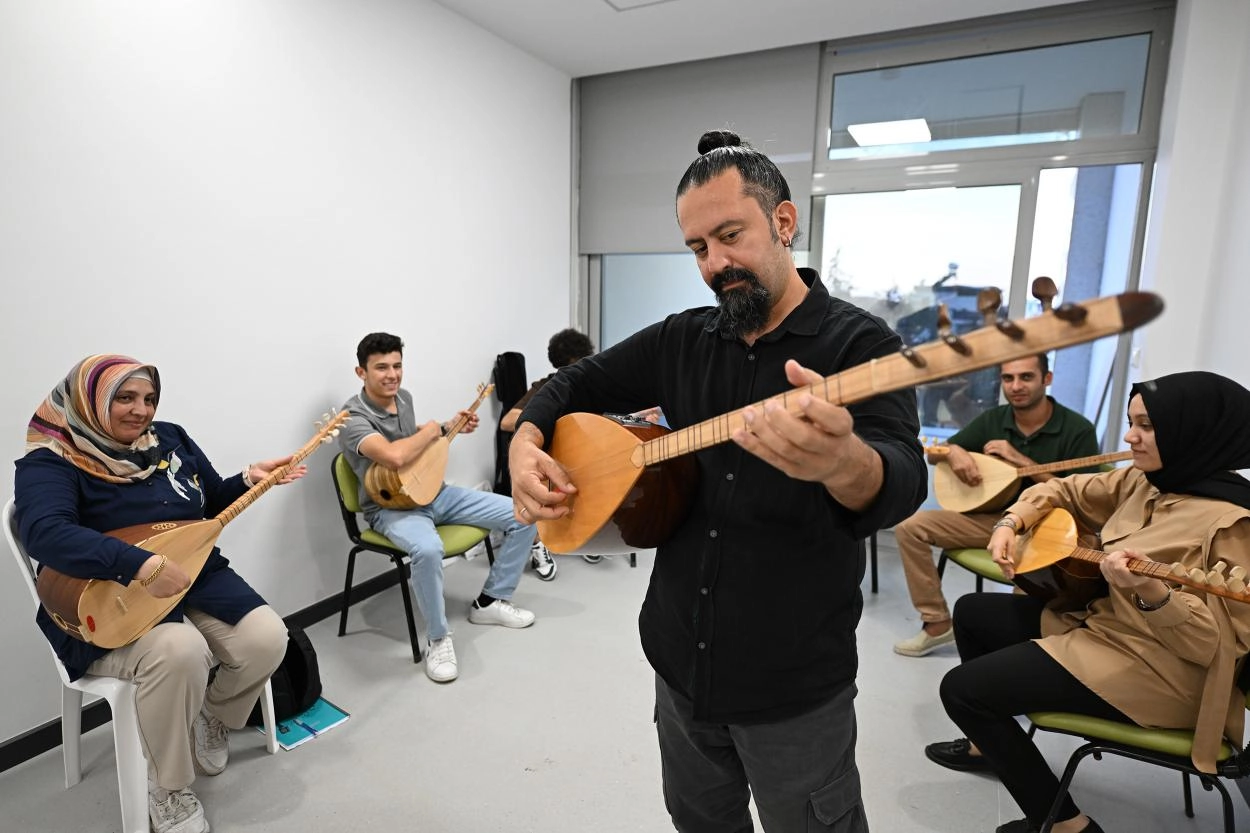 Mersin'de ücretsiz enstrüman kurslarına yoğun ilgi 