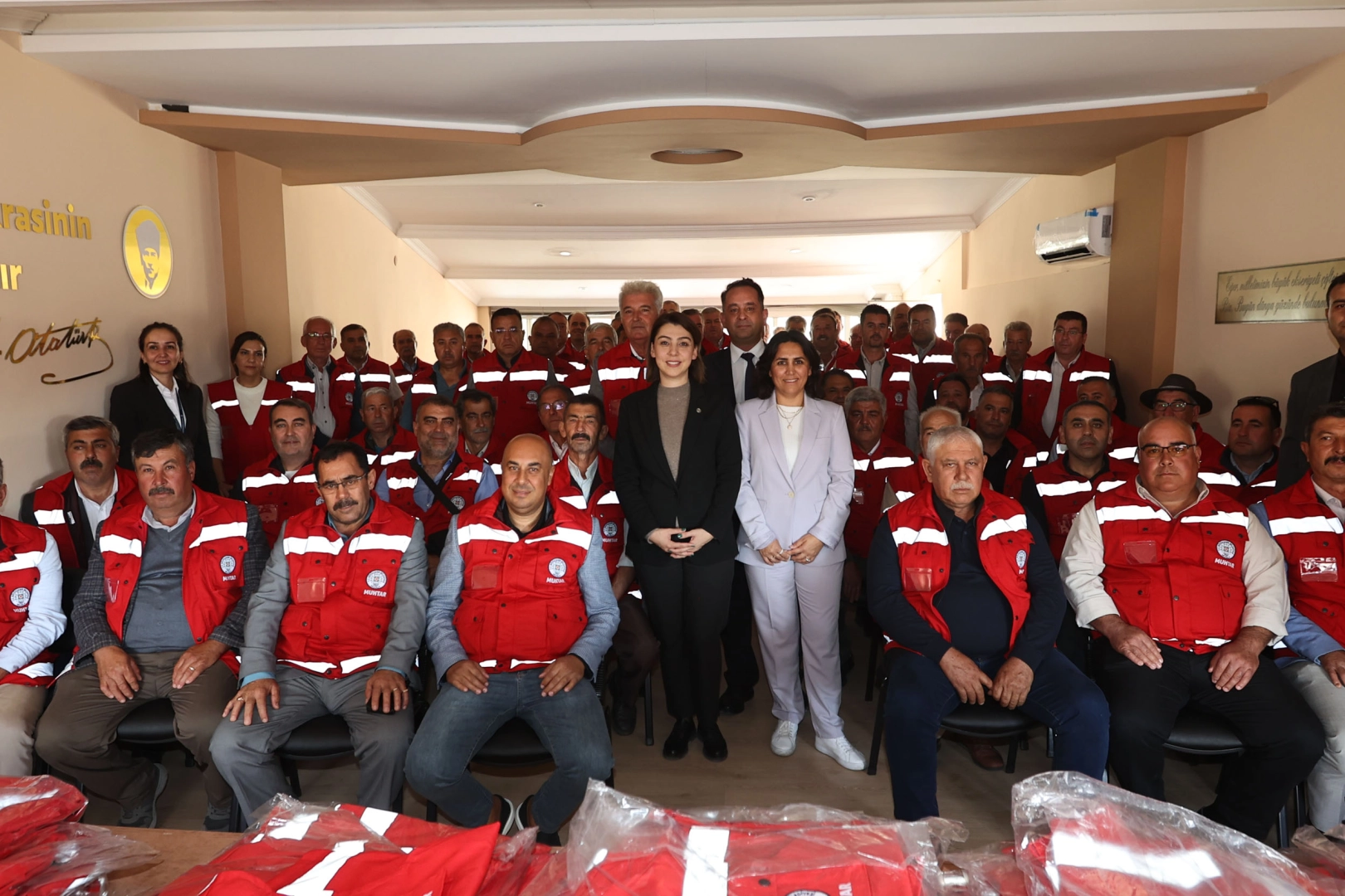 Muğla Büyükşehir’den 574 muhtara özel yelek 