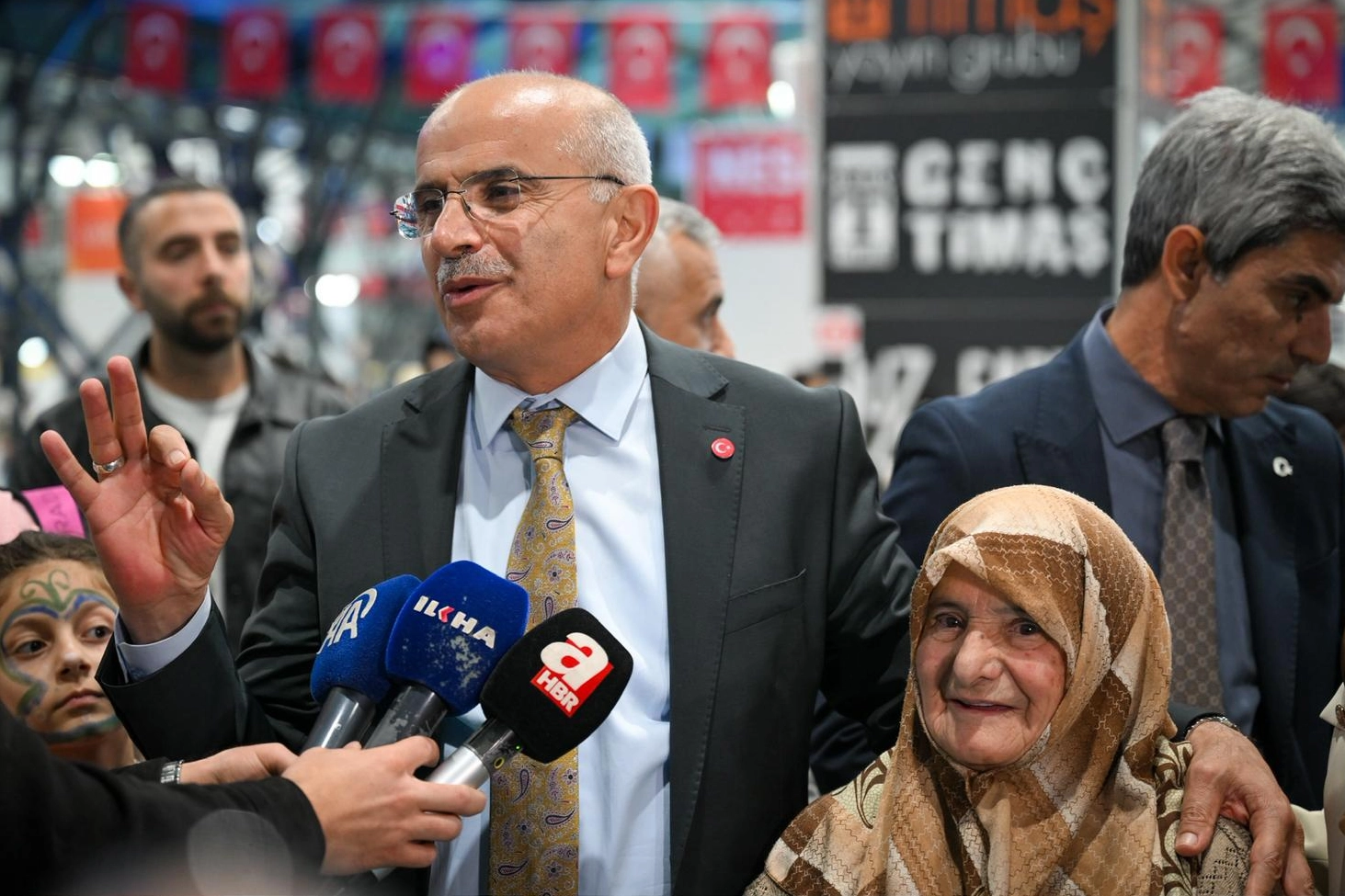 88 yaşındaki Emine Teyze okumanın yaşı olmadığını gösterdi 