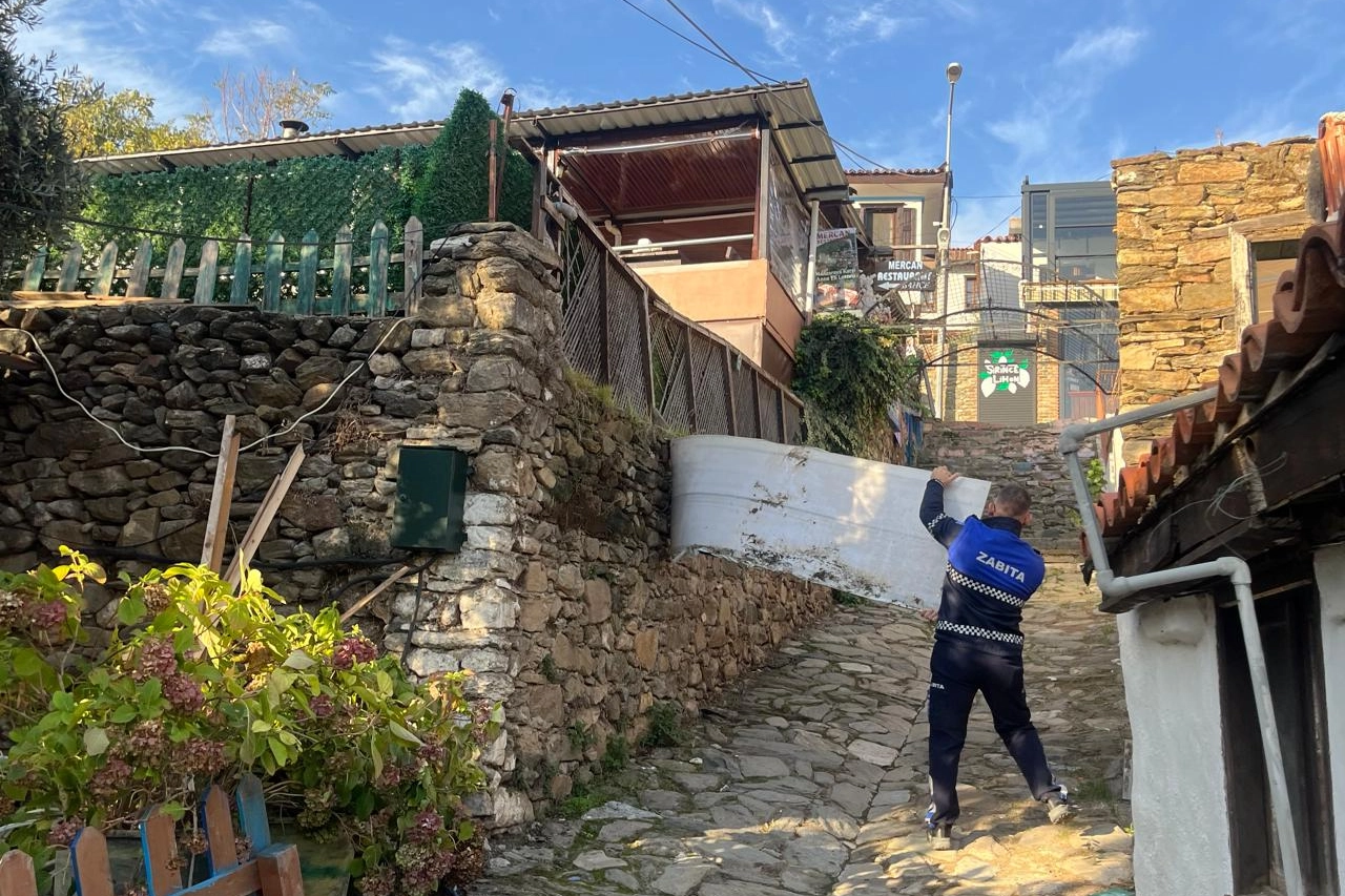 Efes Selçuk’ta görüntü kirliliği yaratan tabelalar kaldırılıyor 