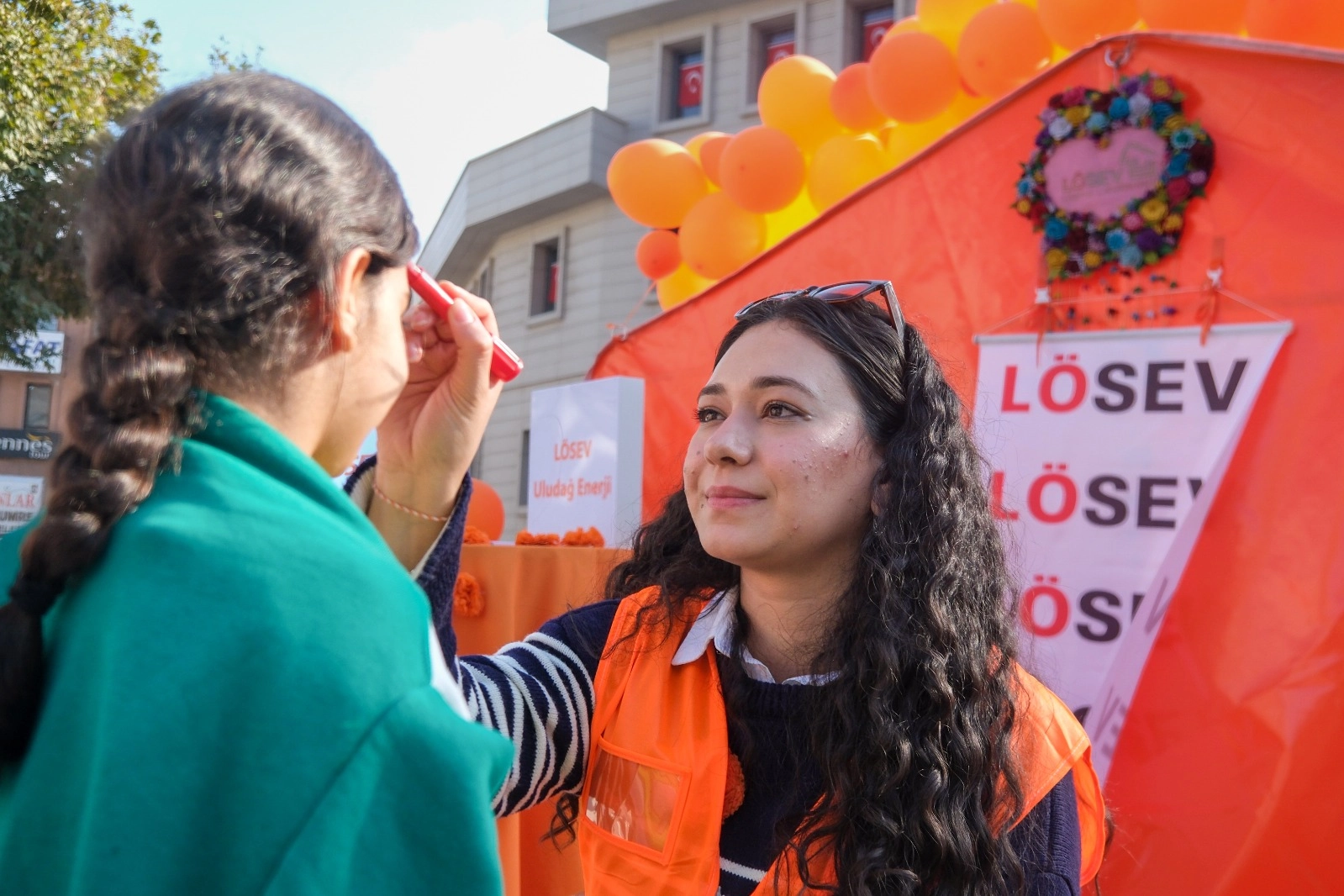 Uludağ Enerji ve LÖSEV 'Turuncu Çadır'da buluştu 
